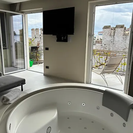 Syrmioncello - Castle Lounge Apartment